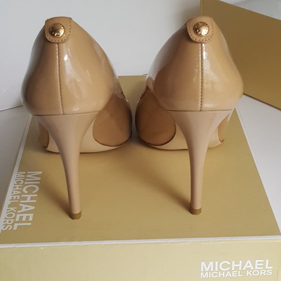 Michael Kors Elisa Pumps - Picture 9 of 11